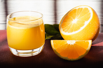 Naranjas y zumo con rayos de sol