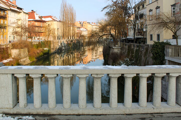 Balaustra di marmo con colonnine sul fiume Ljubljanica