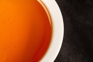 Gros plan sur un pot de miel blanc sur fond noir