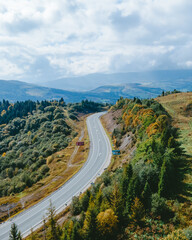 Obraz premium aerial view of speedway road in autumn carpathian mountains