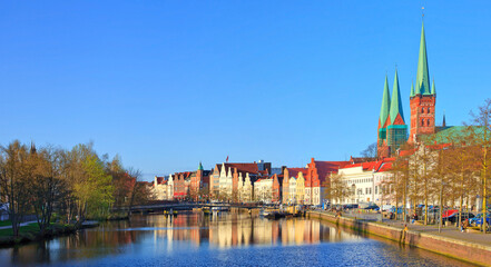 Fototapeta na wymiar Lübeck vue des rives de la Trave, Allemagne