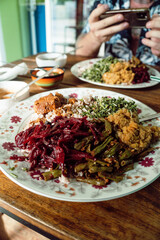 Ryż i curry, obiad na Sri Lance, kurczak i warzywa w sosie, pyszny lunch. - obrazy, fototapety, plakaty