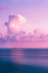 Schöner Meereshintergrund, Himmel und Wolken für Sommerreisen mit der Sonne. Sommerstimmung Sonne Strand Hintergrundkonzept.