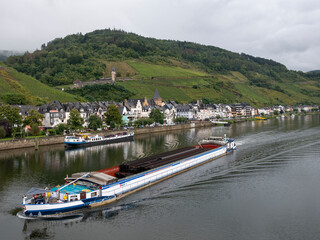 Frachtschiff auf der Mosel bei Zell, Rheinland-Pfalz, Deutschland