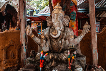 Posąg Ganeshy, hinduskie bóstwo w świątynnym ogrodzie. - obrazy, fototapety, plakaty
