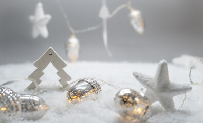 Karta świąteczna a na niej przedstawiona gwiazda, choinka, światełka kolory szaro-białe.