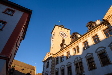Fototapeta na wymiar Rathausturm, mit Gebäuden bei Sonnenschein