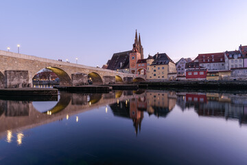 Fototapeta na wymiar Dom und steinerne Brücke in Regensburg zur blauen Stunde 