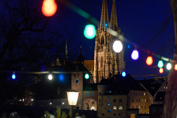 Dom und steinerne Brücke in Regensburg ind er Nacht mit leuchtender Girlande