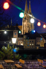 Dom und steinerne Brücke in Regensburg ind er Nacht mit leuchtender Girlande