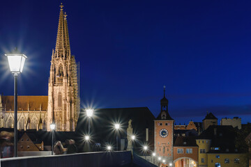 Dom und steinerne Brücke in Regensburg ind er Nacht