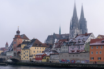 Donau Ufer in Regensburg mit steinerner Brücke und Dom im Winter 