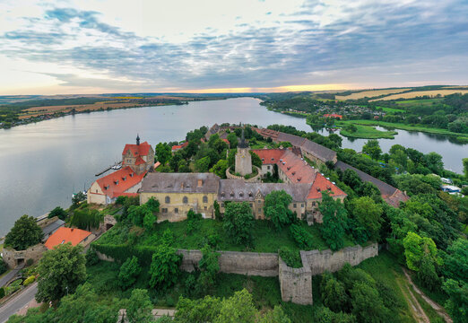 Ein altes Schloss thront vor einem See. 