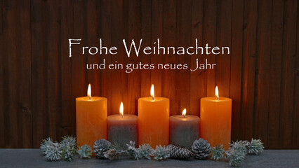 Weihnachtskarte: Kerzen mit Weihnachtsschmuck und dem Text Frohe Weihnachten und ein gutes neues Jahr.