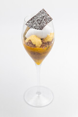 Crumble, coulis de fruit de la passion, glace noix de coco, tuile chocolat