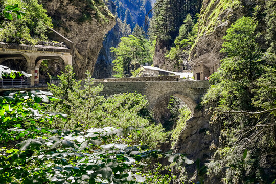 Thusis, Viamala, Schlucht, Hinterrhein, Fluss, Br&uuml;cke, Bergstrasse, Felsw&auml;nde, Wald, Waldweg, Wanderweg, Sommer, Graub&uuml;nden, Schweiz