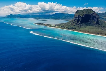 Photo sur Plexiglas Le Morne, Maurice Scenic landscape of Le Morne mountain with ocean and lagoon in Mauritius. Aerial view