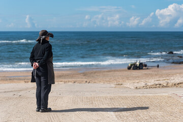 Fisherwoman waits for the merchandise in Apúlia