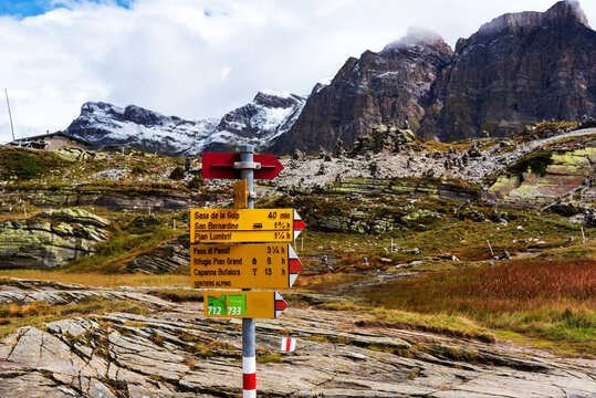 Wegweiser auf dem Weg nach Grosse Sankt Bernhard Pass