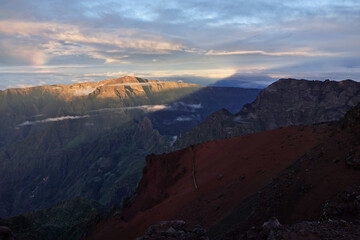 Fototapeta na wymiar Levée de soleil sur le Piton des Neiges, volcan sur l'île de la Réunion