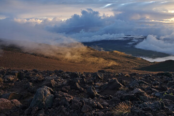 Obraz premium Levée de soleil sur le Piton des Neiges, volcan sur l'île de la Réunion