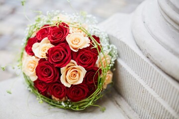 Ein Hochzeitsstauss aus roten und rosa Rosen in schöner Darstellung