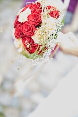 Ein Hochzeitsstauss aus roten und rosa Rosen in schöner Darstellung