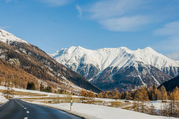 Zernez, Bergstrasse, Inn, Fluss, Inntal, Nationalpark, Unterengadin, Flusslauf, Flussbett, Bergtal, Strasse, Innschlucht, Wald, Berge, Alpen, Wanderweg, Winter, Graubünden, Schweiz