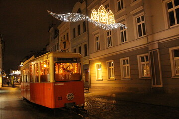 Tramwaj na Długiej w Bydgoszczy w bożonarodzeniowej odsłonie