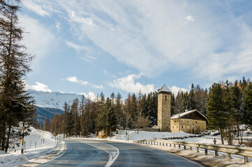 Zernez, Bergstrasse, Inn, Fluss, Inntal, Nationalpark, Unterengadin, Bergtal, Strasse, Innschlucht, Wald, Berge, Alpen, Wanderweg, Winter, Winterlandschaft, Graubünden, Schweiz