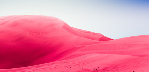 Contrast oranje duinen en blauwe lucht. Woestijnduinenlandschap met contrasterende luchten. Minimale abstracte achtergrond. 3D-rendering