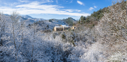 France, Ardèche (07), petit hameau sous la neige dans les Monts d'Ardèche. © Criley