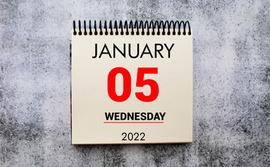 Save the Date written on a calendar - January 05 - Nicht vergessen in german.