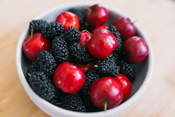 tigela/bowl com acerolas e amoras 