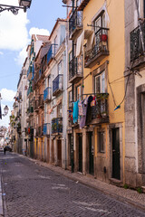 In den engen Gassen der Al Fama in Lissabon - obrazy, fototapety, plakaty
