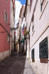 In den engen Gassen der Al Fama in Lissabon - obrazy, fototapety, plakaty