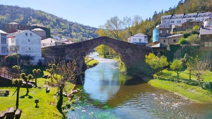 Puente románico en Navia de Suarna, Galicia