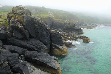 Mystische Klippen im Nebel bei St. Ives in Cornwall