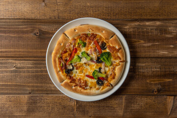 テーブルに置かれたピザ