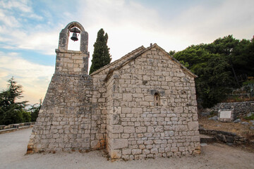 Fototapeta na wymiar Scenic little chapel Nikola at the Marjan hill in Split