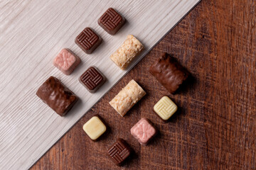 木の上に斜めにチョコレート