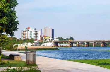 Obraz premium city park beside the Acaraú river
