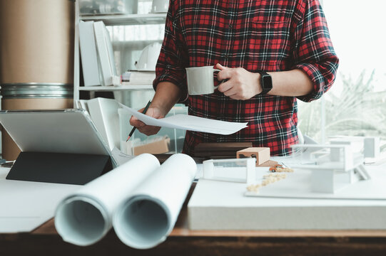 Architectural designer studying housing designs, Housing designers, home furnishings, working at home, Construction cost estimation, Home model, best search analysis.