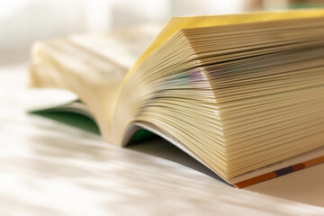 窓際の机の上に開いて置かれた一冊の本