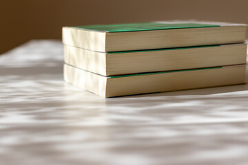 机の上に積み重ねられた三冊の本