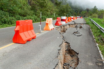 The paved road collapsed into cracks after the earthquake, non-standard construction.