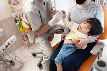 歯医者さんが嫌でのけぞる子ども