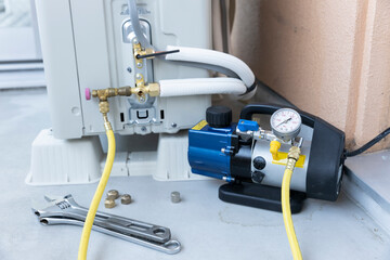 エアコンの室外機と真空ポンプ