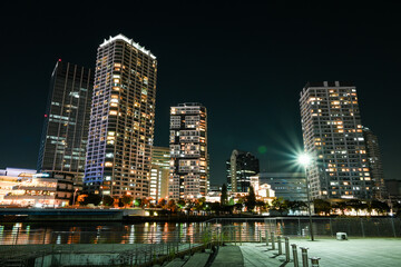 Fototapeta na wymiar 横浜の高島水際線公園と高層マンションの夜景