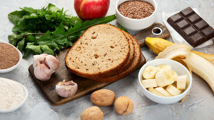 Best sources of prebiotic on light background.